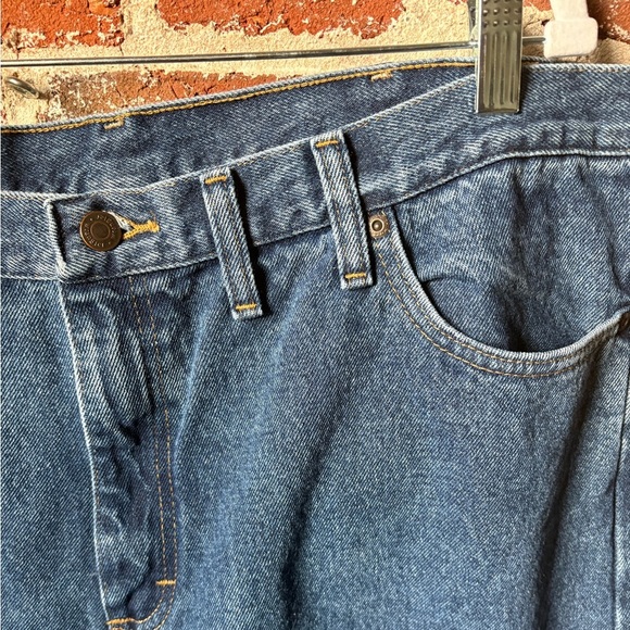 Wrangler dark wash relaxed fit jeans - Picture 5 of 8